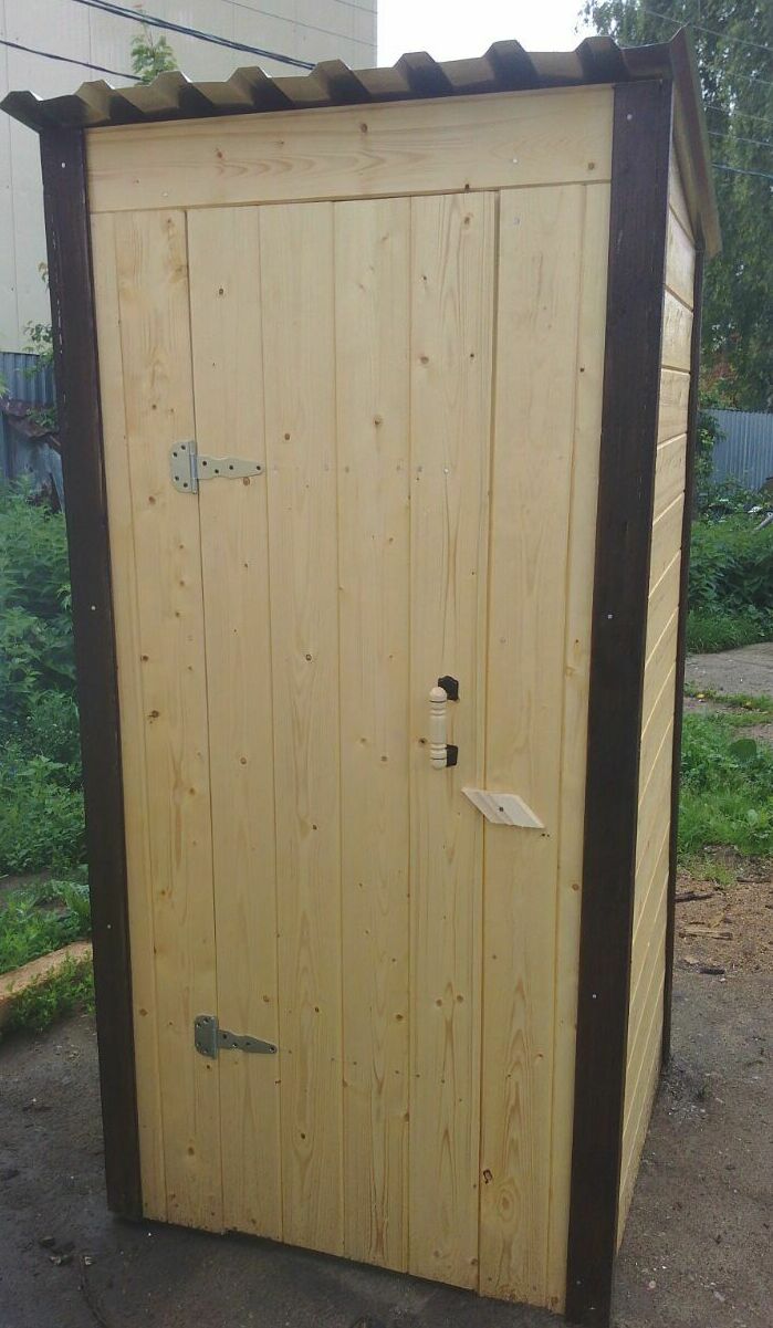 Туалетный домик с плоской крышей 