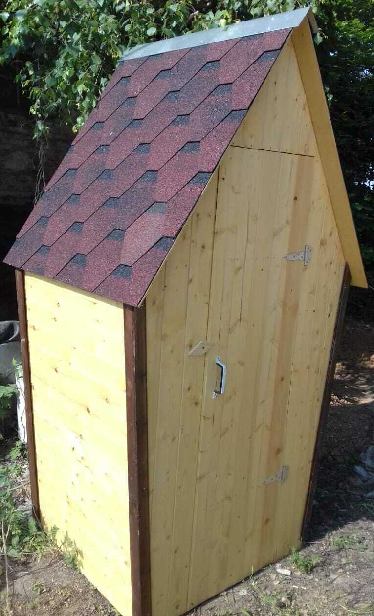Туалетный домик с крышей из мягкой кровли 